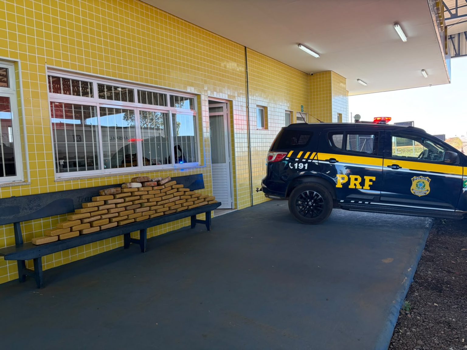 PRF apreende skunk e cocaína em carro na BR-364 e prende motorista em flagrante