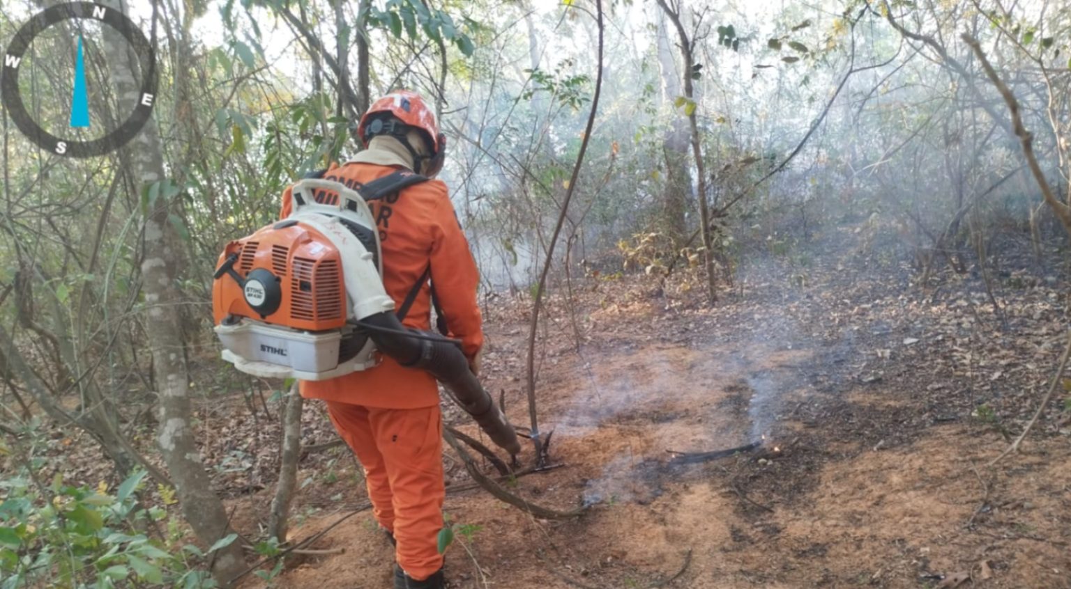 Corpo de Bombeiros controla incêndio em área de vegetação em Poconé