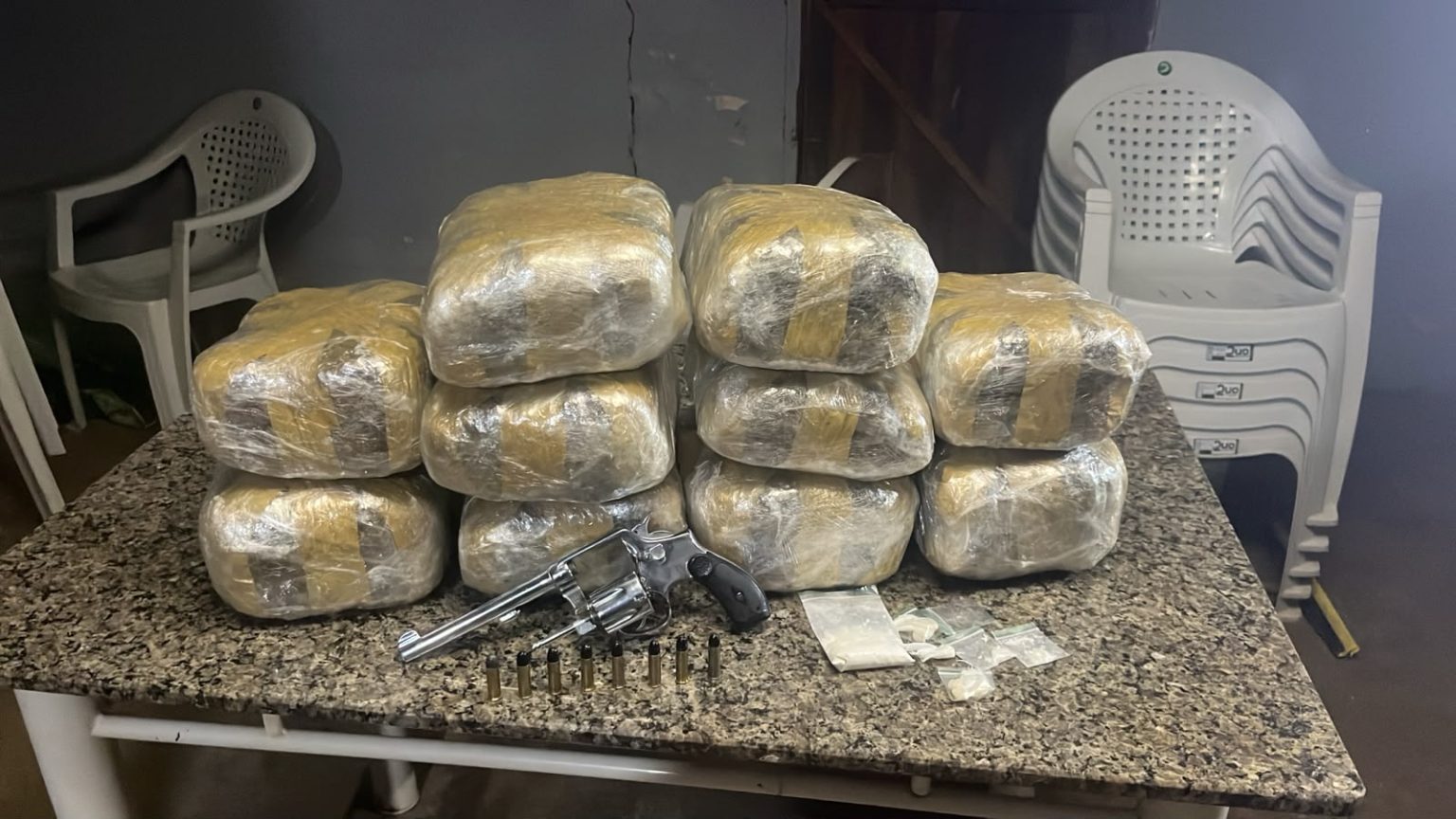 Polícia Militar prende dois faccionados com 10 tabletes de drogas e arma de fogo